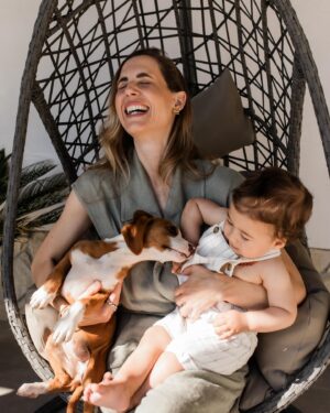 Mafalda Rodiles Instagram - Os mais novos da família!
António e Sol. Há um ano atrás, antes de nos mudarmos para a nossa casa em Junho, tínhamos 4 filhos e 1 cão. 
Hoje temos 5 filhos e 4 cães 🐶 

Se dá trabalho? Muito!
Se é bom? É mágico! 

Decidi este ano, depois de ser atriz, apresentadora, formada em Gestão, ter tido cursos on-line e ter tido uma concept store, que iria trabalhar em casa. 

Assim posso estar onde quero, à hora que quero e posso cuidar dos meus filhotes todos. 
Vou pô-los e buscá-los à escola, às atividades e o António ainda está comigo a tempo integral. 

É muito bom ter escolhido trabalhar em casa, é muito bom poder fazer o que amo!!
Tem sido incrível a aprendizagem e é tão bom poder ajudar pessoas com esta tecnologia incrível chamada X39!

Já ouviste falar? Já experimentaste? 
Foi sem dúvida um life changer para mim 💖
Tão bom!!!

📷 @annanunes.photography