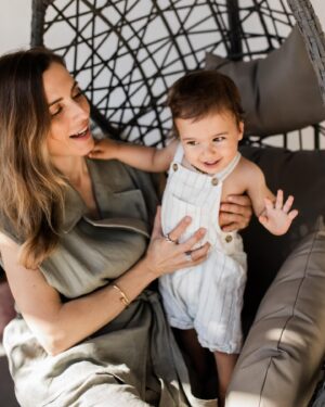 Mafalda Rodiles Instagram - O terceiro filho 👶🏼 
Aquele que me trouxe a certeza que a minha missão é ser mãe 🌸
Aquele que torna a viagem tão especial como da primeira vez.
Aquele que me mostra que ter bebés é a melhor coisa do mundo (calma…não irá acontecer mais)
Aquele que me faz querer trabalhar em casa para poder acompanhar cada minuto do seu crescimento. 
Aquele que vai comigo para todo o lado. 
Aquele que fazia muita falta à nossa família 💖