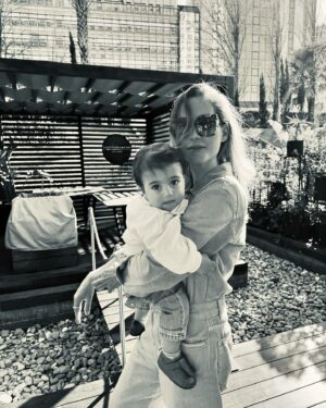 Mafalda Rodiles Instagram - Levo o António comigo para todo o lado porque sei que ainda é o meu canguruzinho! 
Nem sempre dá muito jeito, às vezes as costas doem mas eu só sei ser esta mãe. 
A que tem o colo sempre disponível, a que não quer perder nenhum segundo mas que os deixa voar quando está na hora. 
Tivemos um almoço inesquecível no @soulgarden.lisbon que é sem dúvida um dos meus restaurantes preferidos de sempre! E o António experimentou de tudo um pouco e… adorou claro!
E o jardim lá fora é lindo demais!! 🌿🌿🌿 Um Oásis em Lisboa!