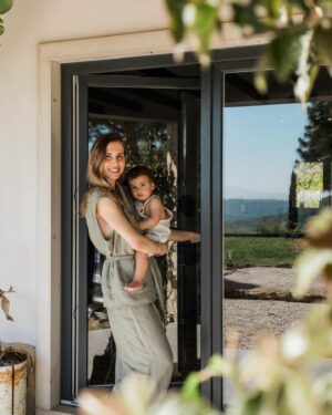 Mafalda Rodiles Instagram - Vou fazer-vos um tour completo pela nossa casa e partilhar aquilo que mais gosto!

As nossas janelas e portas são da @schuss_janelas e não podíamos ter escolhido melhor!
São de pvp com um isolamento térmico e sonoro de excelência, super resistentes e mega bonitas! 
São cinzentas por fora e brancas por dentro (sugestão do querido Gonçalo), mandámos fazer 14 janelas/portas ao todo e estamos mega felizes com a escolha!

Com a vista privilegiada que temos, a nossa casa merecia umas janelas assim 🌿

📷 @annanunes.photography