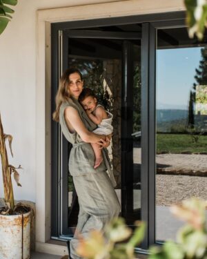 Mafalda Rodiles Instagram - Vou fazer-vos um tour completo pela nossa casa e partilhar aquilo que mais gosto!

As nossas janelas e portas são da @schuss_janelas e não podíamos ter escolhido melhor!
São de pvp com um isolamento térmico e sonoro de excelência, super resistentes e mega bonitas! 
São cinzentas por fora e brancas por dentro (sugestão do querido Gonçalo), mandámos fazer 14 janelas/portas ao todo e estamos mega felizes com a escolha!

Com a vista privilegiada que temos, a nossa casa merecia umas janelas assim 🌿

📷 @annanunes.photography