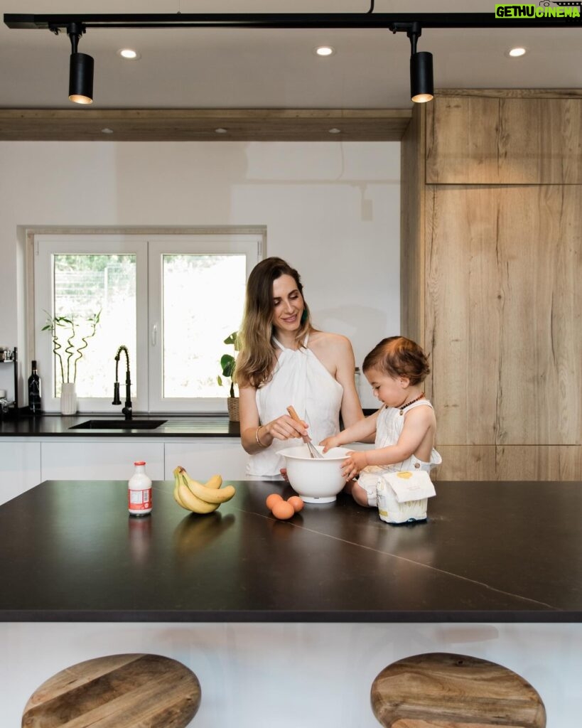 Mafalda Rodiles Instagram - Nota-se que gostamos muito de cozinhar? Na hora de escolher a nossa bancada não tive dúvidas que a melhor escolha seria @neolithofficial @neolith_granitrans porque é ecológica, ultra higiénica e de fácil limpeza, é resistente a manchas e a raios UV, está disponível em 75 cores diferentes e várias espessuras, é resistente ao calor e a arranhões (sim podemos pousar as panelas quentes na bancada) e o custo benefício é ótimo porque são bancadas que vão durar anos e anos sem dar dores de cabeça 😉 Eu escolhi a cor Calatorao e amo! É preta com veios e é ainda mais linda ao vivo! Podes colocar: fácil limpeza ultra higiénico resistente a raios UV Alguém por aí fã de bancadas? Que marca escolheram? @granitrans_portugal @neolith_granitrans @neolithofficial