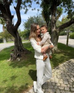 Mafalda Rodiles Instagram - Dias perfeitos no Algarve 🌿 Nada melhor do que um fim de semana para aproveitar muito, relaxar e celebrar o Amor 🤍 @kiabi_portugal