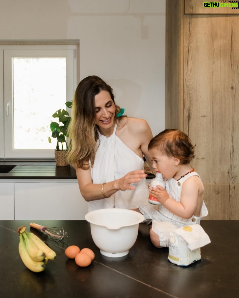 Mafalda Rodiles Instagram - Nota-se que gostamos muito de cozinhar? Na hora de escolher a nossa bancada não tive dúvidas que a melhor escolha seria @neolithofficial @neolith_granitrans porque é ecológica, ultra higiénica e de fácil limpeza, é resistente a manchas e a raios UV, está disponível em 75 cores diferentes e várias espessuras, é resistente ao calor e a arranhões (sim podemos pousar as panelas quentes na bancada) e o custo benefício é ótimo porque são bancadas que vão durar anos e anos sem dar dores de cabeça 😉 Eu escolhi a cor Calatorao e amo! É preta com veios e é ainda mais linda ao vivo! Podes colocar: fácil limpeza ultra higiénico resistente a raios UV Alguém por aí fã de bancadas? Que marca escolheram? @granitrans_portugal @neolith_granitrans @neolithofficial