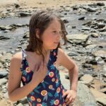 Mafalda Rodiles Instagram - Férias com sabor a Verão ☀️ Outro dia ouvi um comentário idiota de que quem tem muitos filhos não lhes consegue dar a atenção devida… Eu sempre admirei pessoas com muitos filhos, lembro-me de perguntar à @mikasps e à @zanaandfamily “Como é que tu consegues?” E de repente, como num passe de mágica, nós também temos 5 filhos! E agora também me fazem muito essa pergunta 😅 Mas acreditem quando se tem muitos filhos não dá para os pôr a ver tv o dia todo nem a jogar no telemóvel, simplesmente não dá, porque são muitos, porque são diferentes, porque é muita energia junta e porque precisam muito de nós. Os nossos filhos têm 1, 4, 6, 7 e 9 anos e os nossos dias parece que têm 36 horas. Entre refeições, histórias, atividades, escolas, idas à praia, jogos de futebol, bicicletas, cartas de Pokémon, trabalhos de casa e brincar com os cães sobram-nos poucos minutos de calmaria. Não tentem imaginar como é, eu também não conseguia… 😂 mas a verdade é que é bom demais!! E isto só é possível porque tenho o melhor maridão do mundo que é um pai maravilhoso e incrível!! ❤️❤️