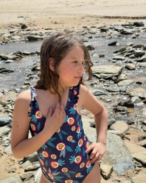 Mafalda Rodiles Instagram - Férias com sabor a Verão ☀️
Outro dia ouvi um comentário idiota de que quem tem muitos filhos não lhes consegue dar a atenção devida…

Eu sempre admirei pessoas com muitos filhos, lembro-me de perguntar à @mikasps e à @zanaandfamily “Como é que tu consegues?” 

E de repente, como num passe de mágica, nós também temos 5 filhos! E agora também me fazem muito essa pergunta 😅

Mas acreditem quando se tem muitos filhos não dá para os pôr a ver tv o dia todo nem a jogar no telemóvel, simplesmente não dá, porque são muitos, porque são diferentes, porque é muita energia junta e porque precisam muito de nós. 
Os nossos filhos têm 1, 4, 6, 7 e 9 anos e os nossos dias parece que têm 36 horas. Entre refeições, histórias, atividades, escolas, idas à praia, jogos de futebol, bicicletas, cartas de Pokémon, trabalhos de casa e brincar com os cães sobram-nos poucos minutos de calmaria. 
Não tentem imaginar como é, eu também não conseguia… 😂 mas a verdade é que é bom demais!!
E isto só é possível porque tenho o melhor maridão do mundo que é um pai maravilhoso e incrível!! ❤️❤️
