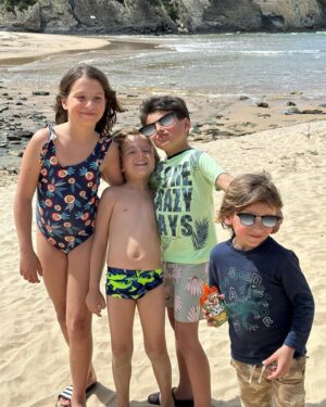 Mafalda Rodiles Instagram - Férias com sabor a Verão ☀️
Outro dia ouvi um comentário idiota de que quem tem muitos filhos não lhes consegue dar a atenção devida…

Eu sempre admirei pessoas com muitos filhos, lembro-me de perguntar à @mikasps e à @zanaandfamily “Como é que tu consegues?” 

E de repente, como num passe de mágica, nós também temos 5 filhos! E agora também me fazem muito essa pergunta 😅

Mas acreditem quando se tem muitos filhos não dá para os pôr a ver tv o dia todo nem a jogar no telemóvel, simplesmente não dá, porque são muitos, porque são diferentes, porque é muita energia junta e porque precisam muito de nós. 
Os nossos filhos têm 1, 4, 6, 7 e 9 anos e os nossos dias parece que têm 36 horas. Entre refeições, histórias, atividades, escolas, idas à praia, jogos de futebol, bicicletas, cartas de Pokémon, trabalhos de casa e brincar com os cães sobram-nos poucos minutos de calmaria. 
Não tentem imaginar como é, eu também não conseguia… 😂 mas a verdade é que é bom demais!!
E isto só é possível porque tenho o melhor maridão do mundo que é um pai maravilhoso e incrível!! ❤️❤️