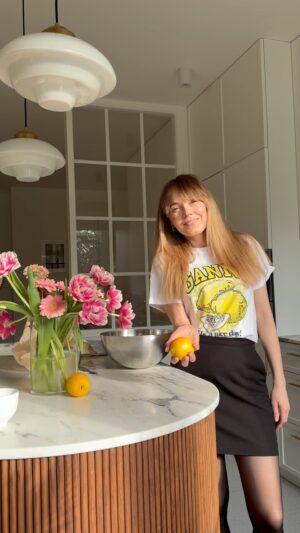 Magdalena Lamparska Instagram - Najlepsze na ukojenie zmęczonych zmysłów jest praca z nimi. Zapach skórki z cytryny, tekstura mąki migdałowej, dźwięk topionego masła…

To mój powrót do obfitości wewnętrznej. Tak bardzo się cieszę, jak piszecie do mnie z prośbą o kolejne przepisy. Babka w formie powstała z miłości do dzielenia się z bliskimi czasem, uwagą, przyjemnością. 

Niedługo święta, zostawiam tutaj dla Was przepis last minute. Obłędnie cytrynowa, migdałowa, maślana babka z kremem cytrynowym na wierzchu. Słodko kwaśna. Krucha. Delikatna… 

Składniki:
4 jajka
2/3 szklanki cukru białego 
1/3 szklanki cukru brązowego 
1 szklanka mąki
1/3 szklanki mąki migdałowej
1 łyżeczka proszku do pieczenia
Skórka z cytryny
Sok z połowy cytryny
200 g palonego masła

Krem:
100g mascarpone
200 g serka kremowego 
Cukier puder 
Sok z połowy cytryny 
Skórka z połowy cytryny

Jajka ubijamy z cukrem i skórką z cytryny. Dodajemy mąki, proszek do pieczenia, roztopione podpalone masło, sok z cytryny.

Pieczemy w 175 stopniach 45-50 min 🤍

Jak wystygnie, bo może nie doczekać to sparujemy kremem. Ach do kawki, do herbatki, idealna 🍋

Dajcie znać jak Wam smakuje. Ja już czuję wiosnę i nie mogę się doczekać kiedy zrobię ten przepis z cytryn z mojej siostry ogrodu. 🍋

#wielkanoc #inspiracjedomowe #babkawformie #babkacytrynowa