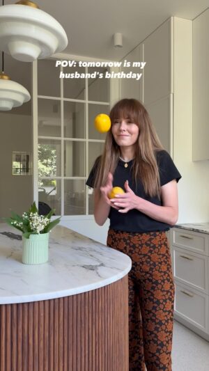 Magdalena Lamparska Instagram - Jutro ważny dzień 💫 

Cały przepis na vlogu. Link w Bio 🍋

#urodziny #babkawformie #tortlimone