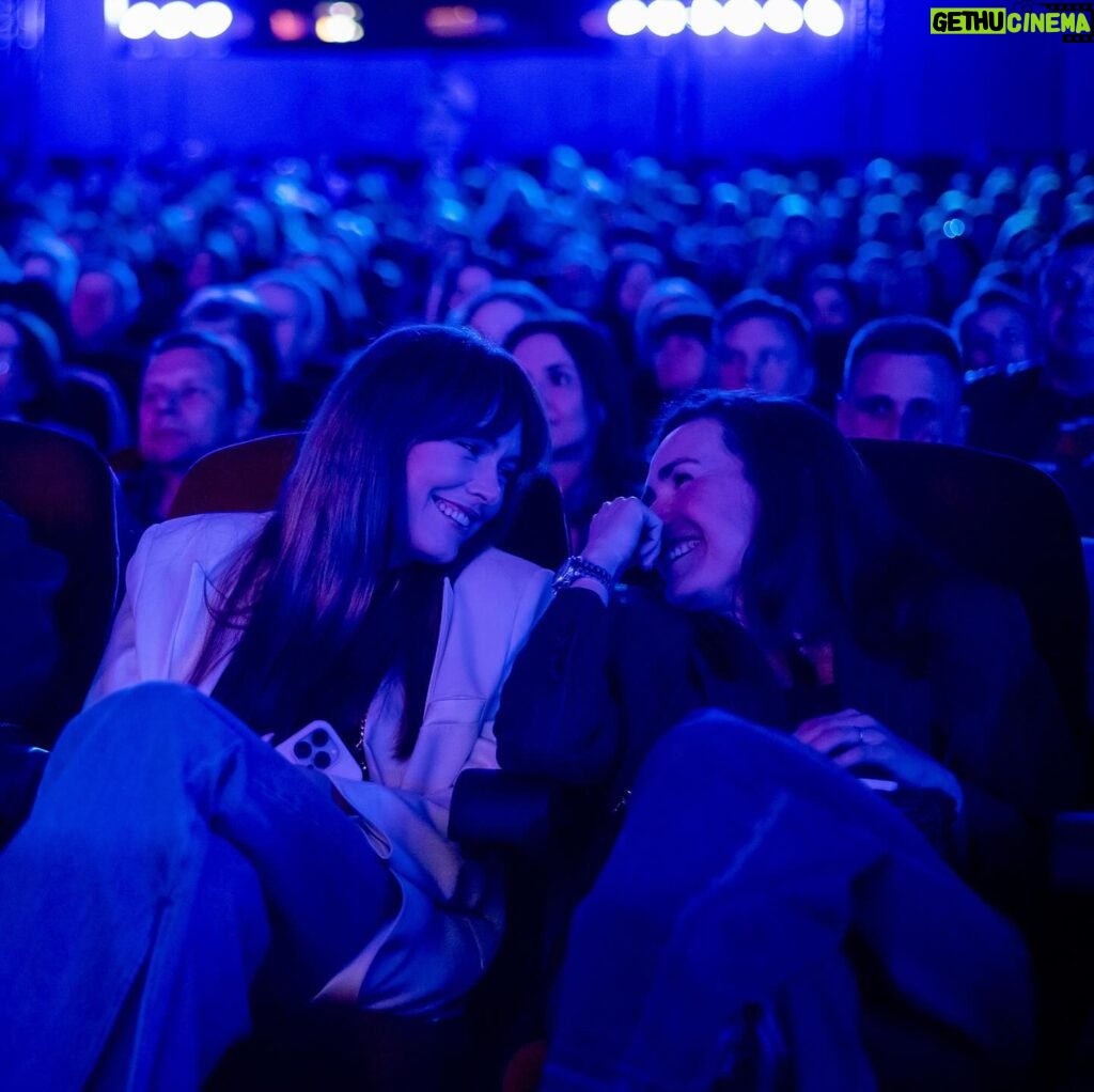 Magdalena Lamparska Instagram - To był taki wyjątkowy czas na @mastercardoffcamerafestival 💫 Filmy, spotkania, rozmowy i dużo śmiechu z moją @olgaboladz_official 😂 Teraz quiz: Co śmiesznego powiedziała mi Olga? @olgaboladz_official Zapraszamy Was z Olgą dziś i jutro na Nienasyconych do @garnizonsztuki_teatr #festiwal #przyjaźń #film