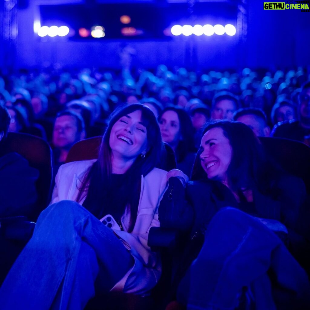 Magdalena Lamparska Instagram - To był taki wyjątkowy czas na @mastercardoffcamerafestival 💫 Filmy, spotkania, rozmowy i dużo śmiechu z moją @olgaboladz_official 😂 Teraz quiz: Co śmiesznego powiedziała mi Olga? @olgaboladz_official Zapraszamy Was z Olgą dziś i jutro na Nienasyconych do @garnizonsztuki_teatr #festiwal #przyjaźń #film