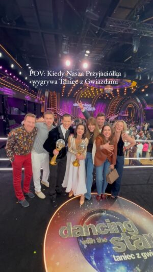 Magdalena Lamparska Instagram - Zespół „Nienasyconych” po wczorajszym spektaklu biegiem znalazł się na widowni @tanieczgwiazdami, żeby wspierać naszą wspaniałą @anita_sokolowskaa ⭐️ Niespodzianka się udała! A my mogliśmy przeżyć te ogromne emocje na żywo. To co wykonała Anita w tańcu przekracza jakąkolwiek możliwość opisu. To jakie emocje dostarczyła nam - widzom z wspaniałym partnerem i genialnym tancerzem, nauczycielem @jacekjeschke 💫

W życiu ważne jest to żeby mieć dobrych ludzi dookoła siebie. W naszej aktorskiej pracy, która oparta jest na bliskości, współodczuwaniu, zespołowości to kluczowe. Erotyczny PIF paf team pęka z dumy @anita_sokolowskaa ⭐️

#zespół #teatr #aktorzy #nienasyceni #erotycznepifpaf