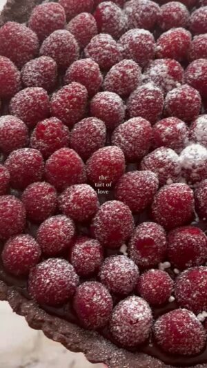 Magdalena Lamparska Instagram - Walentynki tuż za rogiem!

Przygotowałam Wam przepis, który zachwyci wszystkich, w szczególności osoby, które nie przepadają za deserami. Tarta jest mocno wytrawna, czekoladowa, a świeże maliny dodają do tego wyjątkową świeżość. Kilka składników i przepis na ostatnią chwilę. Zapraszam na vlog. 

Link w BIO

#walentynki 
#tartaczekoladowa 
#vlog
