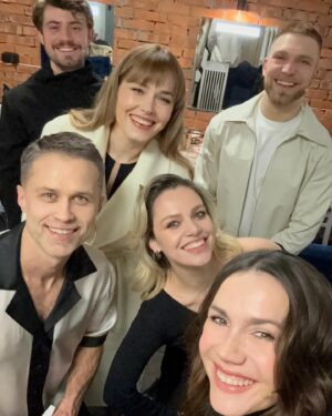 Magdalena Lamparska Instagram - Dziś nasz ostatni popremierowy spektakl ✨ Na kolejne zapraszamy w marcu.

To była bardzo intensywna i budująca praca całego naszego zespołu pod przewodnictwem wspaniałej reżyserki @anita_sokolowskaa 🚀

Bardzo zależało nam, żeby każdy widz mógł się przejrzeć w problemach naszych teatralnych małżeństw. Myślę, że jeśli wychodzisz z teatru z refleksją, emocją, przeżyciem to jest to nasz sukces, bo taki kierunek teatru jest dla mnie osobiście bardzo ważny. 

Największą wygraną naszych „NIENASYCONYCH” jest spotkanie z wybitnymi koleżankami i kolegami. To jakim bezpieczeństwem obdarzaliśmy się nawzajem, wsparciem, empatią… to tak bardzo potrzebne w kreatywnej pracy opartej na emocjach. Dziękuję Wam mój wspaniały Erotyczny PIF PAF teamie. Uwielbiam Was! Dziękuję z całego serca ♥️ 

@olgaboladz_official @vanessaalxndr @piotr_witkowski_ @maciej_zakoscielny @jakub.sasak @robert.gulaczyk 

Anitko, dziękujemy Kochana! Tobie i Twojemu zespołowi Magdzie i Krzysiowi, Wojtkowi, Marcinowi @magda_jedra 

Leć wysoko! Dmuchamy w Twoje skrzydła! 

Zapraszamy Was do @garnizonsztuki_teatr ✨

#teatr
#emocje
#premiera
#przyjaźń 
#nienasyceni