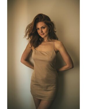 Maggie Geha Instagram - Beige, but not sad beige 🤎✨ 
📷 @retosterchi 
👗 @reginadoland