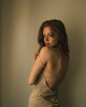 Maggie Geha Instagram - Beige, but not sad beige 🤎✨ 
📷 @retosterchi 
👗 @reginadoland