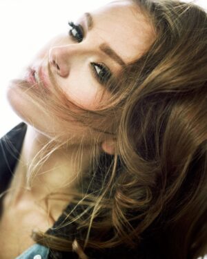 Maggie Geha Instagram - 🌬🤍

🎞: @jamiebeck.co with @kevinburg
💄: @ashleeglazer
💆‍♀️: @justinwoods_ 
👗: @tracifranklin11