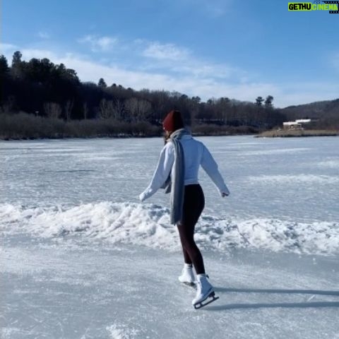 Maggie Geha Instagram - ☀️⛸⛸ #ilovermont