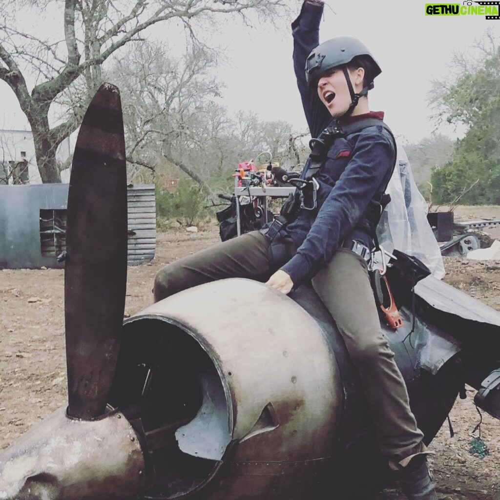 Maggie Grace Instagram - When you see your friends are voting early! #votingsquad #allthefeels #recordturnout #tuesdaytruths 🙋🏻‍♀️🤸🏽‍♀️💃🏻🕺🏽