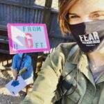 Maggie Grace Instagram - “I 🤍 U from 6 Ft” Daily thanks to the badass @feartwd crew for all the covid protocols that let us come back to work- hopefully keeping each other safe at the same time! #yayscience #teamworkmakesthedreamwork #maskup #slayallday 🧟‍♀️🕺🏽💃🏻🚶🏽‍♀️🧍🏻‍♂️🧍🏿‍♂️👯‍♀️🕴🏽🧟‍♂️