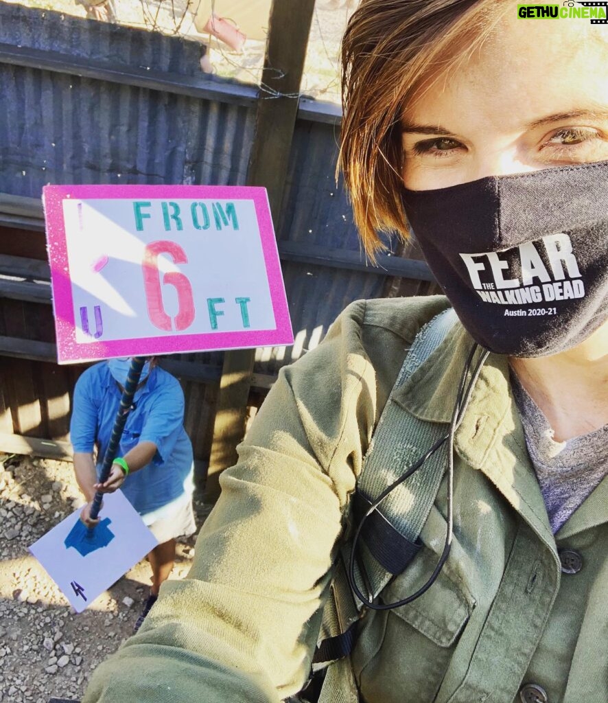 Maggie Grace Instagram - “I 🤍 U from 6 Ft” Daily thanks to the badass @feartwd crew for all the covid protocols that let us come back to work- hopefully keeping each other safe at the same time! #yayscience #teamworkmakesthedreamwork #maskup #slayallday 🧟‍♀️🕺🏽💃🏻🚶🏽‍♀️🧍🏻‍♂️🧍🏿‍♂️👯‍♀️🕴🏽🧟‍♂️