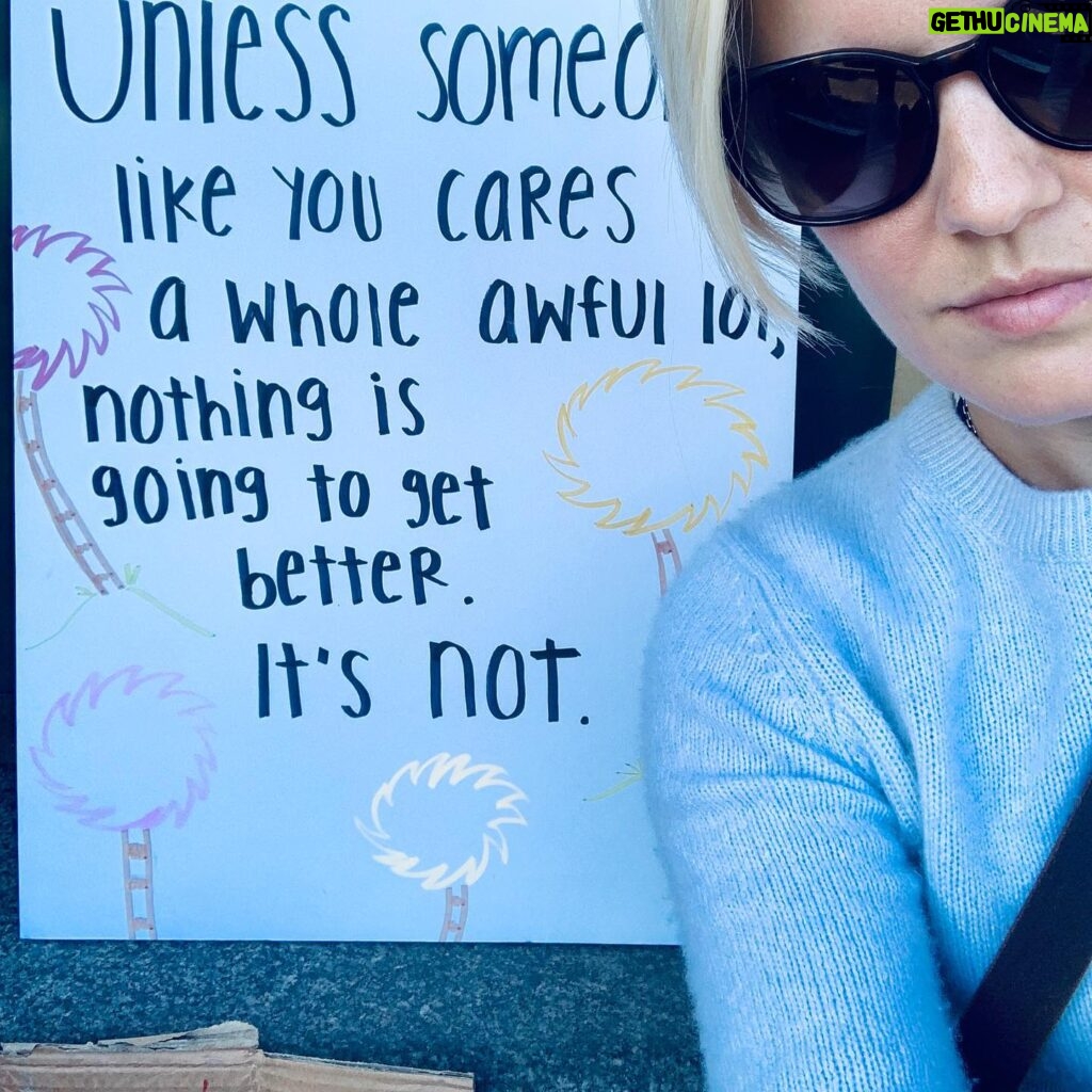 Maggie Grace Instagram - 💚PROUD AF of the determined young people out there today on #climatestrike, millions strong, across 156 countries! 💚We owe you guys better decisions, better leaders, and better policies! #fridaysforfuture #climatejustice #strikewithus #gretathunberg 👊🏿👊🏾👊🏽👊🏼👊🏻