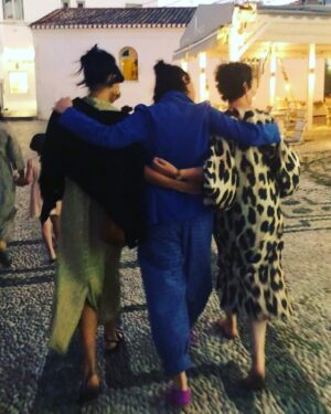 Maggie Gyllenhaal Instagram - My 3 Heroines #oliviacolman #jessieBuckley #dakotajohnson @thelostdaughterfilm is out on @netflixfilm TODAY!