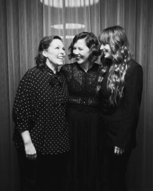 Maggie Gyllenhaal Instagram - London Calling….Tonight at a screening for @thelostdaughterfilm #oliviacolman @dakotajohnson @netflixfilm