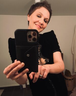 Maggie Gyllenhaal Instagram - Home late after a night at the @gothamawards Thank you to my crew @joannavargasnyc @danielmartin @tommy_buckett @sandraamador.xx I missed you guys x