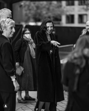 Maggie Gyllenhaal Instagram - What a lovely photo, when I first saw Robyn and Ellie (the magnificent young girls in @thelostdaughterfilm) after a whole year ❤️ @netflix @netflixfilm