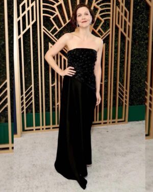 Maggie Gyllenhaal Instagram - Thank you to @sagawards for having me to represent @thelostdaughterfilm and to @therow for the exquisite dress you made for me and to @cartier It was such a pleasure to spend the night with such great actors.
