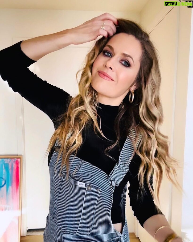 Maggie Lawson Instagram - An “overall” wonderful night Thank you @leejeans and @teddysphotos ❤️ . . . 💄 by @antonmakeup 💁🏼‍♀️ by @tildebymatilde