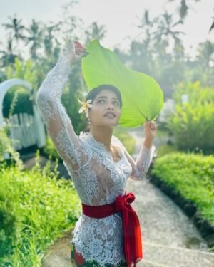 Maheswari Yayathiraj Instagram - #balinesegirl #traditionaldressofbali #balivibes #galungankuningan #travelgram #indonesia #happydays