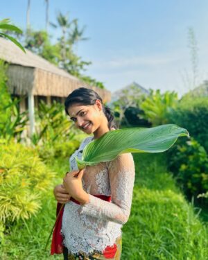 Maheswari Yayathiraj Instagram - #balinesegirl #traditionaldressofbali #balivibes #galungankuningan #travelgram #indonesia #happydays