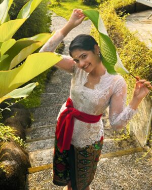 Maheswari Yayathiraj Instagram - #balinesegirl #traditionaldressofbali #balivibes #galungankuningan #travelgram #indonesia #happydays