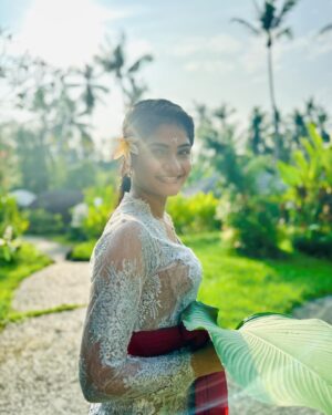 Maheswari Yayathiraj Instagram - #balinesegirl #traditionaldressofbali #balivibes #galungankuningan #travelgram #indonesia #happydays