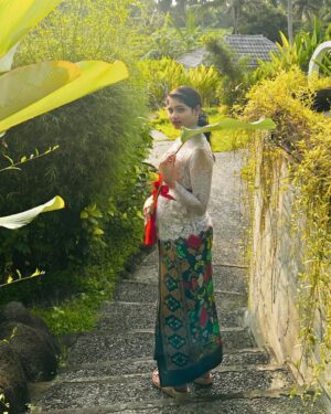 Maheswari Yayathiraj Instagram - #balinesegirl #traditionaldressofbali #balivibes #galungankuningan #travelgram #indonesia #happydays