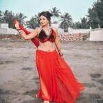 Mahi Kaur Instagram - निभा रहे थे रिश्ते कभी मन से , कभी बेमन से फिर हुआ यूं कि एक दिन हम भी थक गए