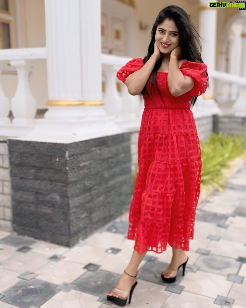 Mahi Maheswari Instagram - 👗 @myroopamsboutique. #Clothing #Hair #Joint #Hand #Hairstyle #Photograph #Shoulder #Leg #One-PieceGarment #Smile #Neck