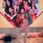 Mahi Masegosa Instagram - Todos los días le doy las gracias a dios, por tener la suerte de poder vivir tantas cosas tan increíblemente mágicas. Pero, sobre todo; gracias a @warnerbrostves por elegirme para este nuevo proyecto, gracias a todo el equipo de @enbuscanirvana , gracias a @raulgomez82 por ser un conductor tan de puñetera madre y GRACIAS A TODOS LOS QUE SEGUÍS MI ABURRIDA VIDA POR INSTAGRAM. Ahora, también podréis verme, ademas, en @cuatrotv este lunes a las 22:50 saliendo de mi zona de confort 😂 saliendo de casa, que sabéis que me cuesta! Adelanto que no habéis visto JAMÁS nada parecido a este programa, ni siquiera os lo imagináis! Preparaos para reír; para ver un país que parece de otro planeta, una cultura distinta a todo lo que conocemos, paisajes y arquitectura mágicas y, lo más gracioso, nos vais a ver pasándolas canutas buscando el nirvana 😂 @enbuscanirvana os va a enamorar, os va a enganchar y se os va a pasar el programa volando, porque es lo más dinámico, fresco y rítmico que hay en televisión! Gracias a todos !