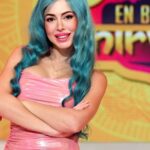 Mahi Masegosa Instagram - Todos los días le doy las gracias a dios, por tener la suerte de poder vivir tantas cosas tan increíblemente mágicas. Pero, sobre todo; gracias a @warnerbrostves por elegirme para este nuevo proyecto, gracias a todo el equipo de @enbuscanirvana , gracias a @raulgomez82 por ser un conductor tan de puñetera madre y GRACIAS A TODOS LOS QUE SEGUÍS MI ABURRIDA VIDA POR INSTAGRAM. Ahora, también podréis verme, ademas, en @cuatrotv este lunes a las 22:50 saliendo de mi zona de confort 😂 saliendo de casa, que sabéis que me cuesta! Adelanto que no habéis visto JAMÁS nada parecido a este programa, ni siquiera os lo imagináis! Preparaos para reír; para ver un país que parece de otro planeta, una cultura distinta a todo lo que conocemos, paisajes y arquitectura mágicas y, lo más gracioso, nos vais a ver pasándolas canutas buscando el nirvana 😂 @enbuscanirvana os va a enamorar, os va a enganchar y se os va a pasar el programa volando, porque es lo más dinámico, fresco y rítmico que hay en televisión! Gracias a todos !