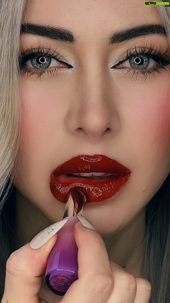 Mahi Masegosa Instagram - Probando los labiales más virales! Son de @sheglam_official y la colección se llama Mirror Kiss Hihg-Shine Lipstick! Qué tono te mola más ?! Eres de labiales brillo o mate!? #SHEGLAM #SHEGLAMlipstick