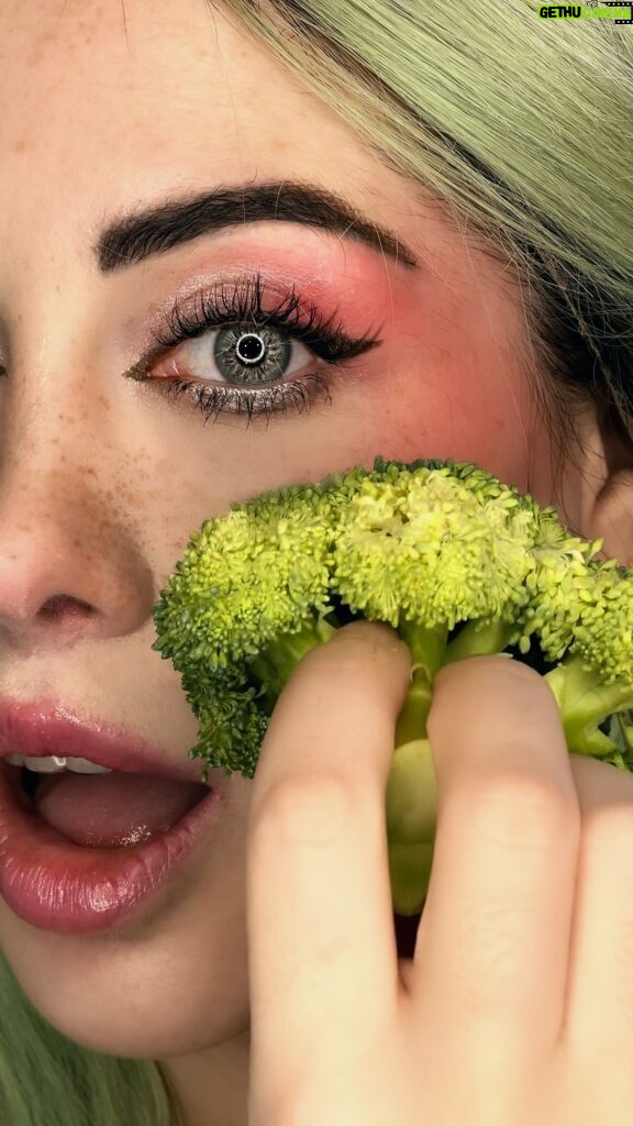 Mahi Masegosa Instagram - Jajaja tenía que probar este raro truco para hacer pecas!!! 🥦🥦🥦 hay cosas vitales que funcionan! Tú qué opinas ?