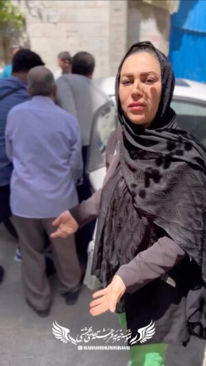 Mahshid Khosravi Instagram - بی وجودی که وجدان کاری نداری اگر کسی مریضش مثلا خدایی نکرده تو ماشین قلبش گرفته باشه چی؟؟؟؟ هیچی چون اصلا براتون مهم نیست راحت میگی خودت برو نیرو پیدا کن خودت تخت و ببر خودت مریض و بیار داخل واقعا متاسفم !!!
کاش همه دلسوز هم بودیم کاش 
این مورد هم بعد از کلی بردن و آوردن که آخر دکتر گفت شش هفت کیلو وزن کم کنن تا بعد عمل کنیم فعلا خطرناکه 
بعد از عمل این مادر نوه این مورد امیرعباس به شدت تو الویت منه چون دوست ندارم چهارروز دیگه خدایی نکرده زبون لال معتاد از تو کوچه ها جمعش کنیم باید حواسمون بهش باشه زمانی که مادرش امیرعباس و باردار بوده پدرش معتاد بوده مادر و کتک میزنه از خونه بیرون میکنه مادر امیرعباس پیاده از خونشون میاد تا خونه مادرش تو همون حیاط خونه امیرعباس و به دنیا میاره و چندسال بعد مادر و پدر امیرعباس فوت میکنن به نیت برآورده شدن آرزوهای امیرعباس بسم الله 
خیریه فرشته های بهشتی
شماره کارت:6274121940051659
شماره حساب:15085062122481
شبا:IR100550015085006212248001