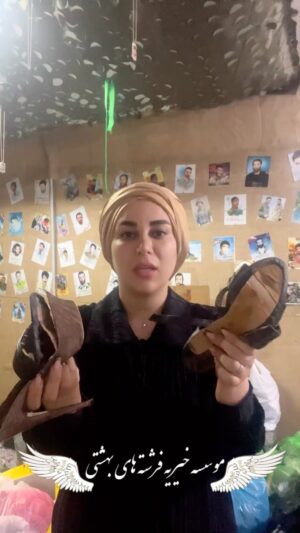 Mahshid Khosravi Instagram - یادمه سال نود و پنج از تفکیک وسایلی که برامون میفرستادن گال گرفتم یک هفته بدنم میخارید کلی آزمایش دادم تا آخر بعد از ویزیت دکتر احقر فهمیدم گال گرفتم یه لوسین داد و درست شد ... 
خمیردندون میفرستن خالی بدون در ، دمپایی و کفش و کیف پاره ، تشک پوسیده فقط میتونم بگم متاسفم بعضی ها فقط کار و زحمت آدم و زیاد میکنن این کمک کردن نیست بعضی ها هم هستن وسیله میفرستن آدم کیف میکنه انقدر که تمیز و سالم و خوبه در هر صورت خودتونو وجدانتون.