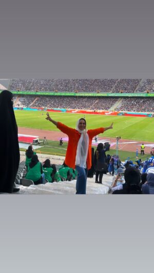 Mahshid Khosravi Instagram - 👇
استقلالی ها قلب آبی 💙
پرسپولیسی ها قلب قرمز ❤️
بقیه هم نارنجی 🧡🤪
من فوتبالی نیستم هیچی ام از فوتبال بلد نیستم فقط از خوشحالی گریه ام میگرفت از اینکه دخترا تو استادیوم بودن خدایی خیلی خانوم و باشخصیت نشسته بودیم منقلب هم نشدیم😂
با مانتو نارنجی رفتم قاطی استقلالی ها بازی استقلال_مس کرمان 
خدا رحم کرد کتک ام نزدن 😂
#استادیوم_آزادی #استادیوم_حق_بانوان_ایرانیست