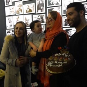 Mahshid Khosravi Instagram - چه روز خوبیه روز اول آذر 😍
تولد عزیز دلی که اندازه ی همه ی دنیا دوسشون دارم هرچقدر از خوبیهاشون بگم کمه هرچقدر بگم که چقدر برای من و اشکان خواهرن بازم کمه  کاش همه ی دنیا مثل شما خوب بودن بانو فریبا کوثری سفیر خیریه فرشته های بهشتی تو کار خیریه درس پس میدم کنار شما بهترین استاد 
تولدتون هزار بار مبارک دوست داشتنی 😍
@faribakousari
