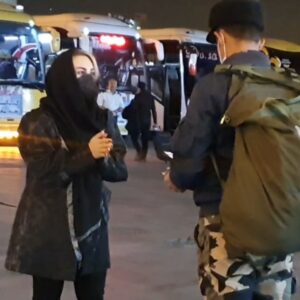 Mahshid Khosravi Instagram - .
این هم هدیه به سرباز عزیز که شب سیزده بدر تو ترمینال آزادی از طرف شما بهترینا دل یه سرباز شاد شد؛هرچقدر حال دلتون خوب شد برای سلامتی همه سربازامون دعا کنید و به افتخارشون قلب قرمز و آبی بذارید 💙❤
طرح #شبگرد_باغیرت رو تا اینجا چقدر دوست داشتین؟ خیلی دوستون دارم که همیشه همراه هستین ❤🙏
#سرباز #شبگرد #شبگردی #سیزده_بدر #۱۳فروردین #سربازی #خدمت #خدمت_سربازی