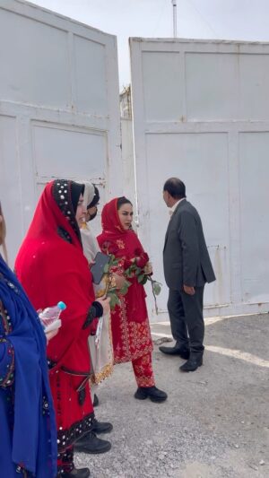 Mahshid Khosravi Instagram - آزادی زندانی به مناسبت نیمه شعبان 
عروسی دوازده زوج 
آموزش تمام لاین های آرایشی و اشتغالزایی 
ویزیت و درمان توسط دندانپزشک 
آموزش ماما به بانوان 
آموزش تزریقات و‌ خونگیری 
مشاوره کسب و کار 
و بازدید از موردهای اورژانسی
از جمله فعالیت های چندروزه ما در سفر سیستان شهر زابل ...
با همکاری خیریه روشنا ، خیریه فرشته های بهشتی، بانو آزاده یارمحمدی سفیر زیبایی، بانو ناهید قدمی مشاور کسب و کار ، بانو هانیه قریب و سوگل ابراهیم عزیز و حضور افتخاری بانو بهاره رهنما عزیزم و جعفر پاکزاد عزیز