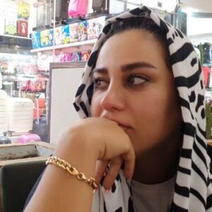 Mahshid Khosravi Instagram - .
از طرف اشکان👇
امشب شب تولدته و این فیلم مربوط به اشک های مهشید بعد از نفرین و توهینی بود که یه نفر براش کامنت گذاشته بود 😔 امشب اتفاقا بجای عکس لبخند زیبات دقیقا میخوام یکم از حقیقت زندگیتو برای بقیه بازگو کنم و چند خطی درد و دل کنم و حرف دل بزنم😔
کاملا معلومه مهشید برای آبمیوه گریه نمیکنه و منم دارم با این فیلم گرفتن و این حرفا تلاش میکنم حالشو خوب کنم و ذهنشو پرت کنم😔
امشب میخوام اعتراف کنم و بگم مهشید فرشته ترین انسانیه که من‌میشناسم و هرباری که نمیتونه به آدمها کمک کنه و کاری ازش بر نمیاد همینقدر بهم میریزه ؛ 
با اینکه فکرمیکنید که مهشید دورش خیلی شلوغه اما تنها ترین آدم روی زمینه و همه ی دنیاش و دلخوشیش شاد کردن دل آدمهاست؛ 
امشب شب تولدشه اما میخوام بهش بگم من از طرف آدما ازت عذرخواهی مکینم که دلت رو میشکنن و تو بعضی وقتا جوابگوی حل کردن همه مشکلاتشون نیستی😔
ببخش که تو رئیس جمهور نیستی و نمیتونی پاسخگوی همه باشی😔
ببخش که تو دولتی و ارگانی نیستی و بودجه ی کلان نداری که هربار بخوای یه گوشه مملکتو درست کنی😔
ببخش که چندسال پیش یه روزی یه بازپرسی توی دادگاه بهت گفت گزارش دادن نرگس کلباسی و علی دایی و مهشید خسروی با کمک های مردمی میخوان ثابت کنن دولت بی کفایته و دلتو شکوند اما نمیدونست خدا بشدت کافیه و عزت و ذلت دست خداست😔
ببخش که با اینکه بارها دل شاد کردی اما همین دیروز توی همین دنیای بی ارزش مجازی یه نیازمند چون نتونستی جوابی برای مشکلش داشته باشی کامنت واست گذاشت و  نیکان رو نفرین کرد و تو چند ساعت فقط هق هق‌گریه کردی و اشک ریختی و تهش به من اروم‌گفتی بچم چه گناهی داره😔
من معذرت میخوام که هر‌روز بارها بخاطر اینکه نمیتونی برای همه مشکلات مردم جوابی داشته باشی ناراحت میشی و بغض میکنی چون دغدغه مردم رو داری😔
ببخش که چون پاکی و از پول مردم سی درصد برای خیریه برنمیداری و با پول مردم دفترخیریه اجاره نکردی الان یک ساله که با سادگی تمام منتظری تا مسئولین بهزیستی به قولشون عمل کنن و یه دفتر و مرکز بهت واگذار کنن اما خبر نداری که چون پاکی و  اهل زد و بند و پارتی بازی نیستی باید همیشه منتظرباشی😔
ببخش که خیلی وقتا دلت میشکنه و نمیتونم کاری برات کنم😔
امشب که شب تولدته از خدا میخوام به بزرگترین آرزوت که کارآفرینی برای سرپرست های خانوار هست برسی و یه روزی حال دلت خوب باشه که دل ادمها شاد شده و میدونم که کلی فکربزرگ تو سرته و تو همین شب های عزیز از خدا میخوام به حق امام حسین به آرزوی دلت برسی و همیشه حال دلت خوب باشه فرشته جانم ✋
تولدت مبارک مادر نیکان👑🎂